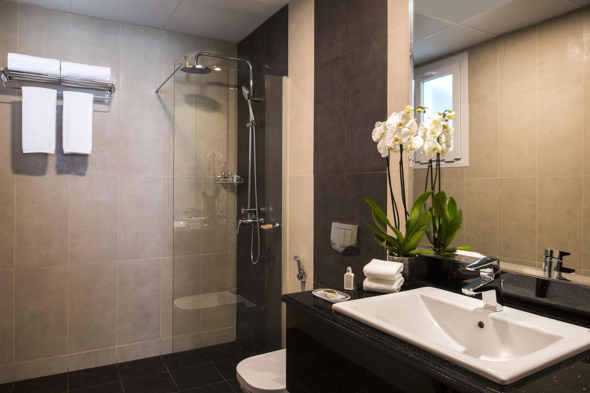 Fraser Suites Maskat Exterior foto A shower enclosure