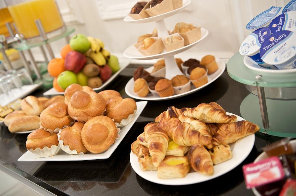 Fraser Suites Maskat Exterior foto A selection of pastries and fruit