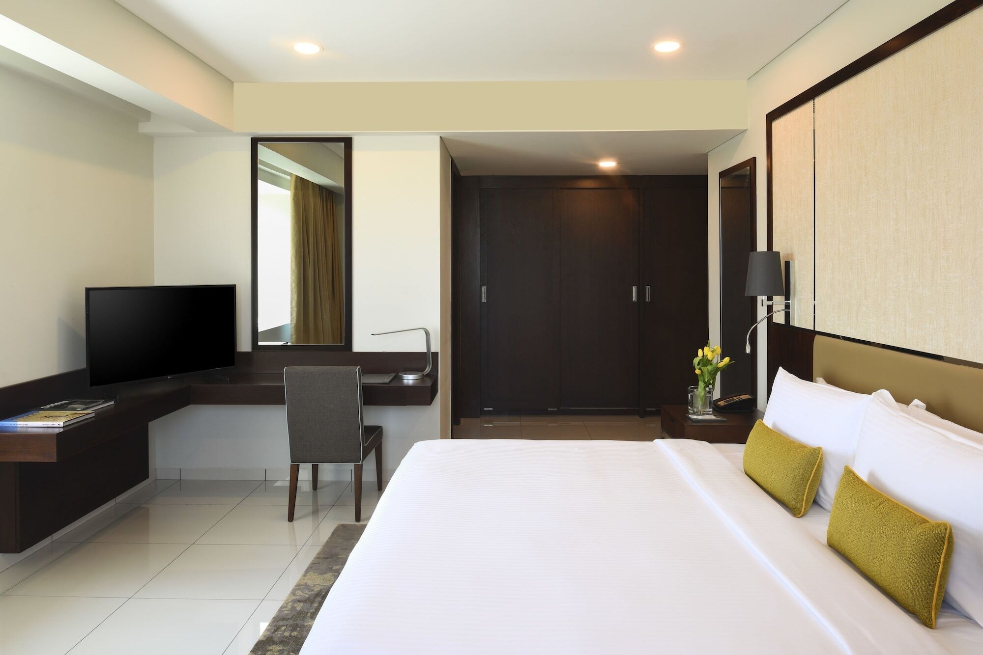 Fraser Suites Maskat Exterior foto A bedroom at the hotel