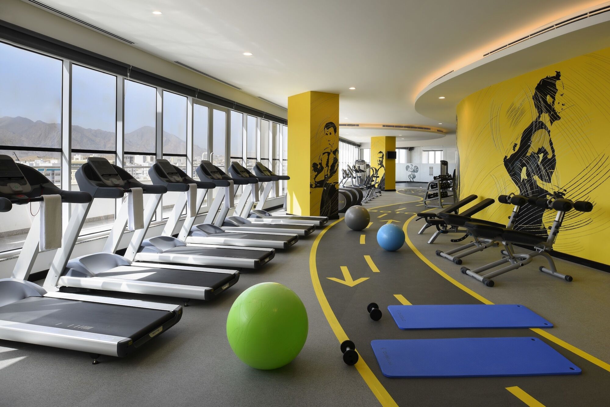 Fraser Suites Maskat Exterior foto The gym at the hotel
