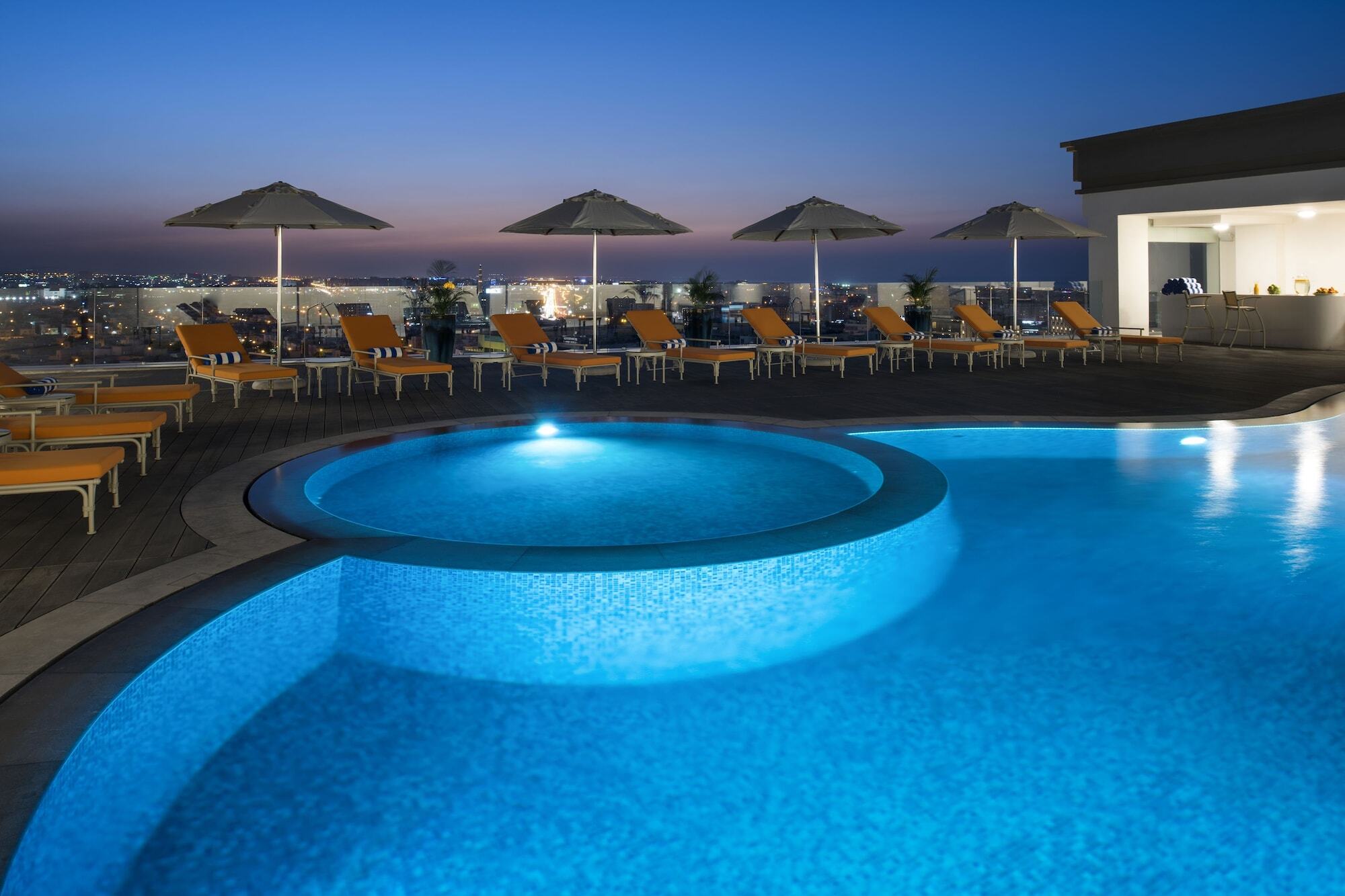 Fraser Suites Maskat Exterior foto Rooftop pool at the Hilton Athens