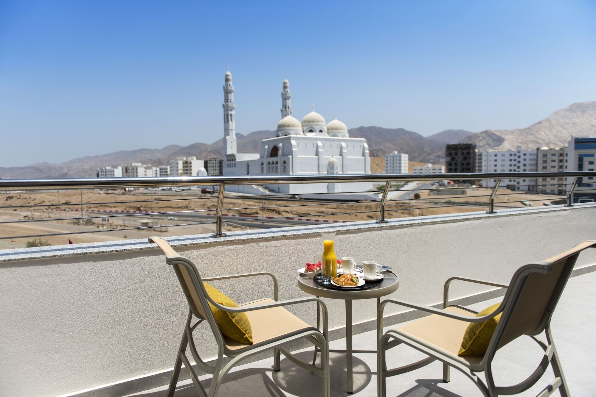 Fraser Suites Maskat Exterior foto View from the rooftop