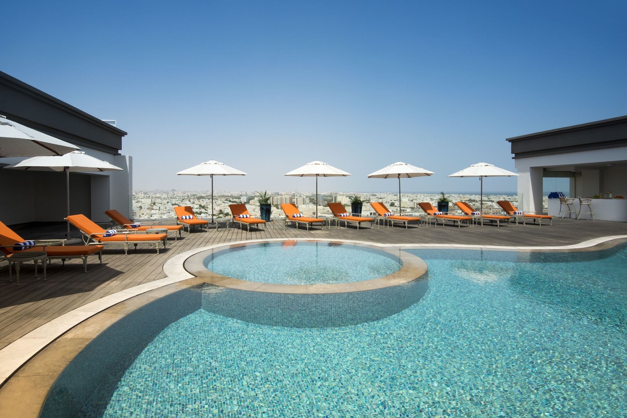 Fraser Suites Maskat Exterior foto The pool at the hotel